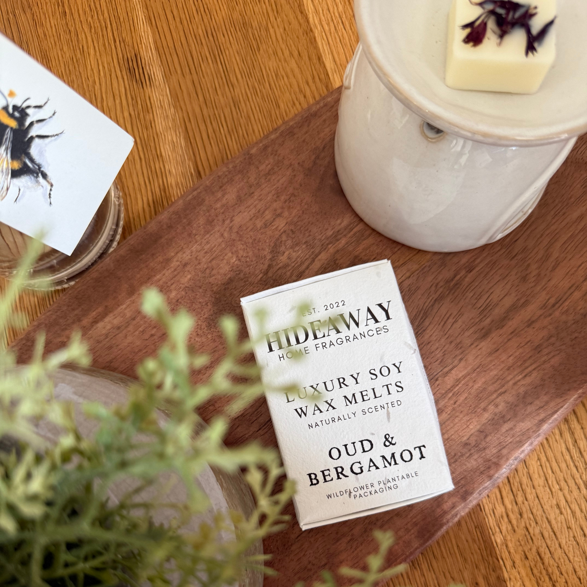 Six beautifully scented Oud & Bergamot soy wax melts featuring smoky, spiced, and rich notes of bergamot, clove, oud, musk, and cinnamon – Hideaway Home Fragrances