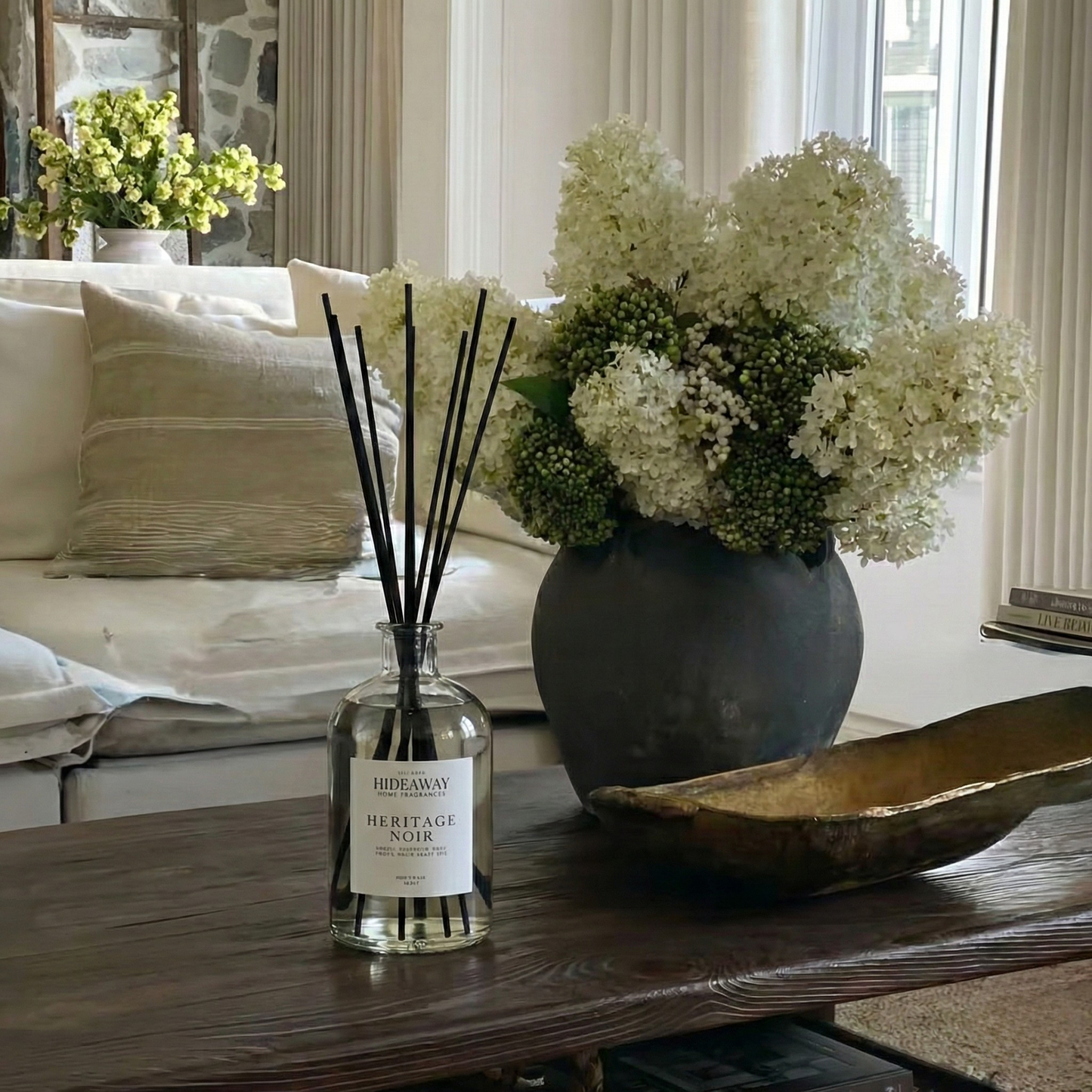 Grand scale masculine reed diffuser Heritage Noir featuring citrus, tobacco, aged oak and musk