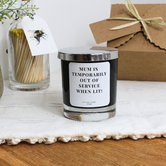 Personalised birthday candle with humorous ‘Mum Temporarily Out of Service When Lit’ design – Hideaway Home Fragrances