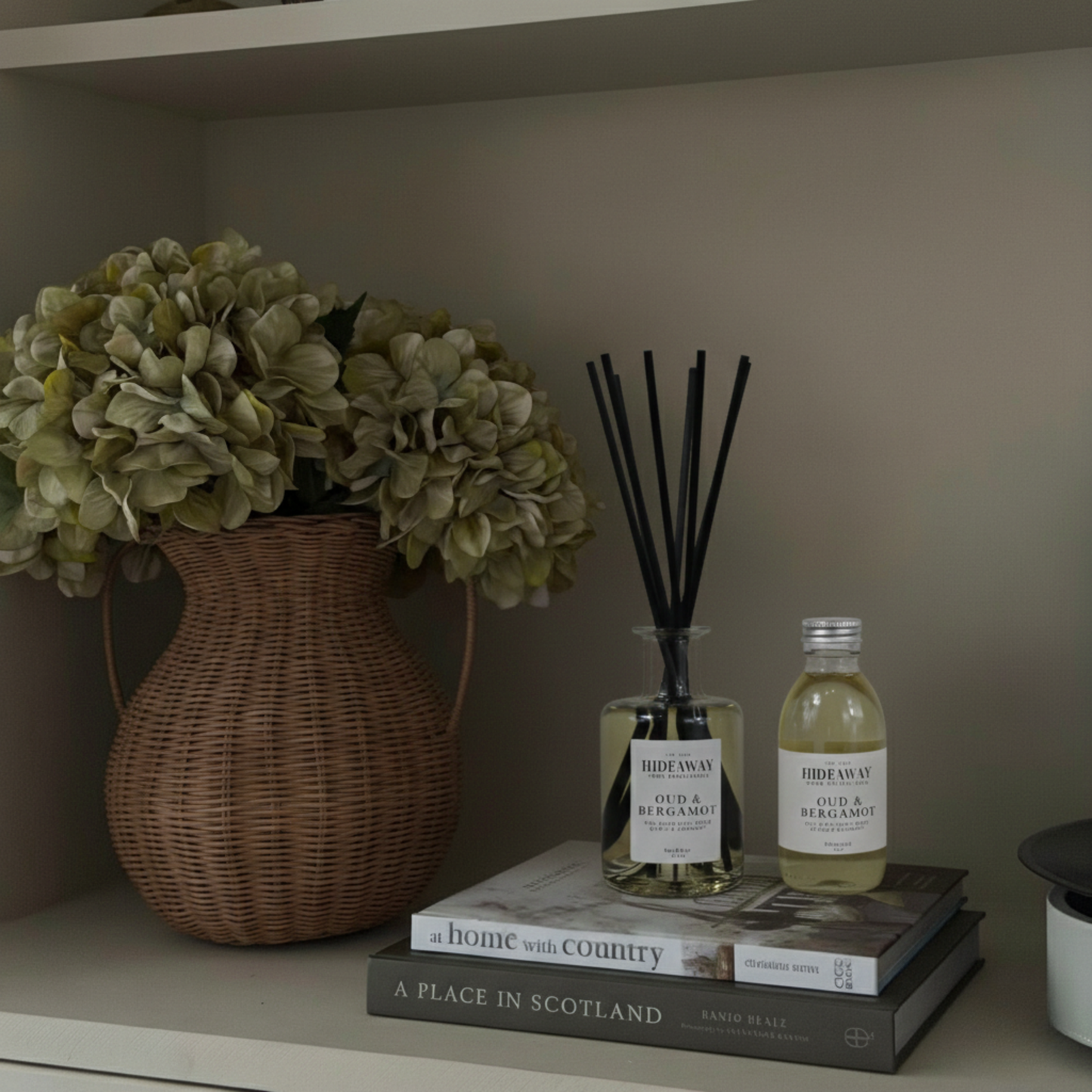 Luxury oud bergamot reed diffuser for study or lounge, crisp citrus and smoky resin scent