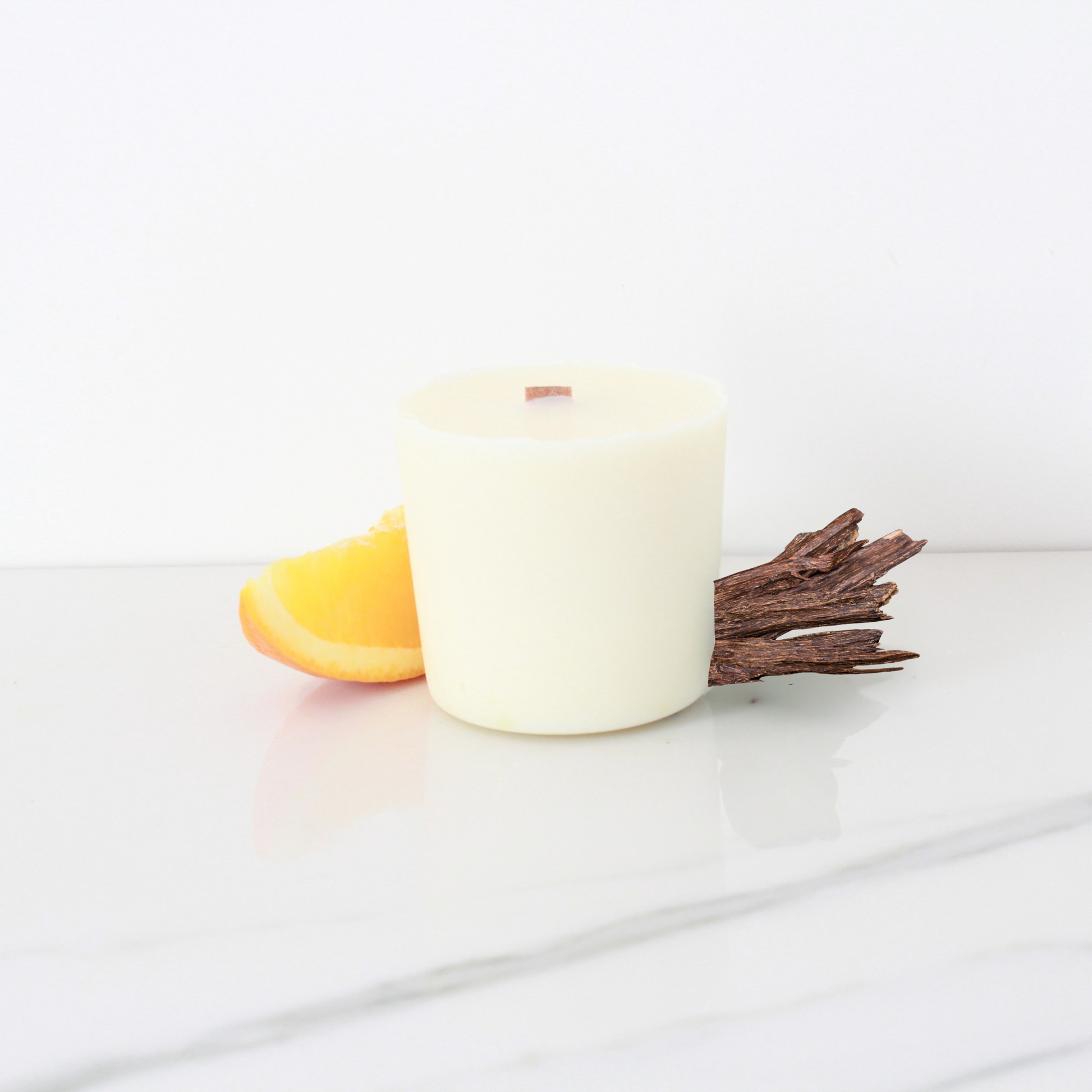 Captivating Oud & Bergamot Candle bringing citrus sparkle, warm spice, and velvety musk – Hideaway Home Fragrances