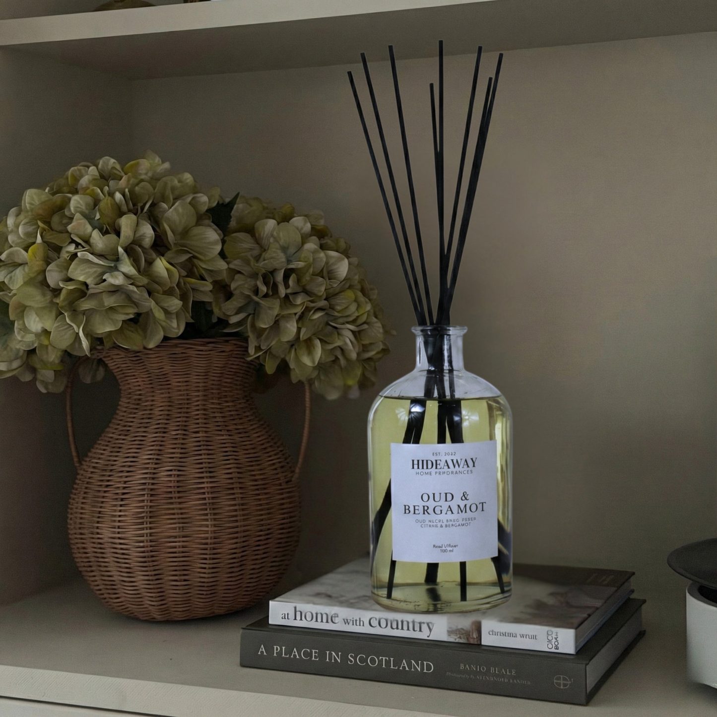 Extra large oud bergamot reed diffuser 1000ml, bold contrast scent for contemporary interiors