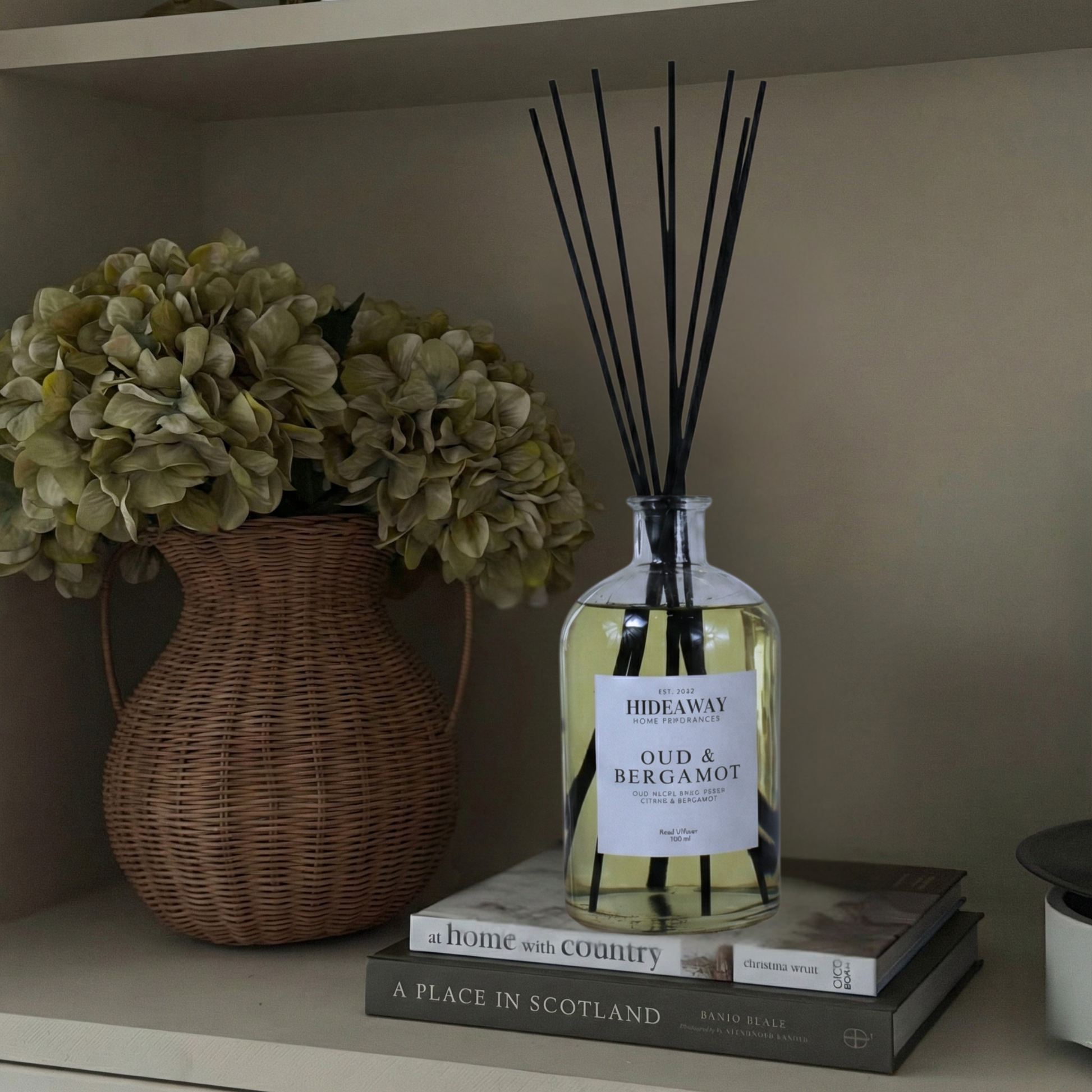 Extra large oud bergamot reed diffuser 1000ml, bold contrast scent for contemporary interiors