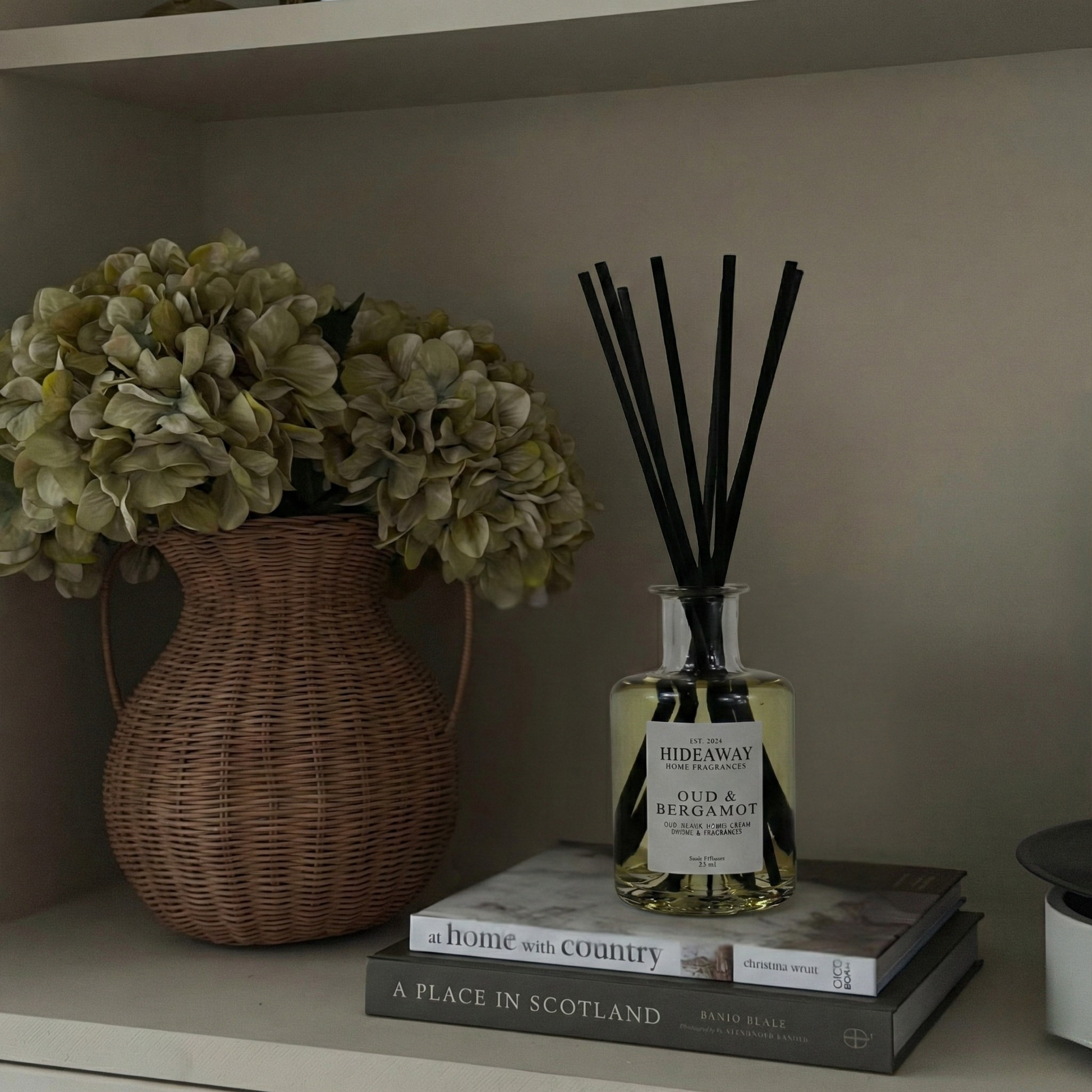 Oud & Bergamot clear reed diffuser 200ml, smoky citrus home fragrance with rich oud and spice