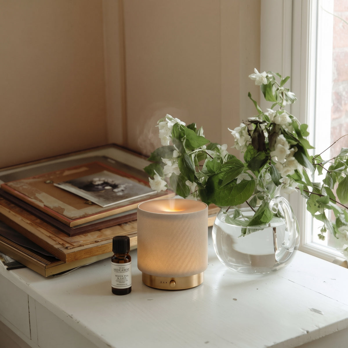 Fragrance notes breakdown for Hideaway Home Fragrances white tea and sage fragrance oil featuring earthy sage, crisp mint, delicate white tea, and rich oolong.